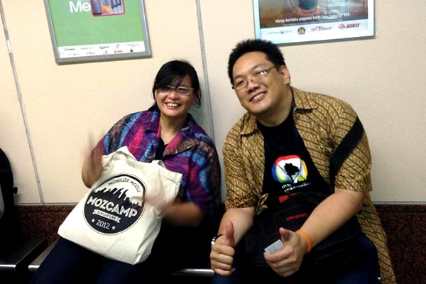 Berfoto bersama Rara (Mozilla Rep dari Indonesia) di MRT. FOTO: Yofie.